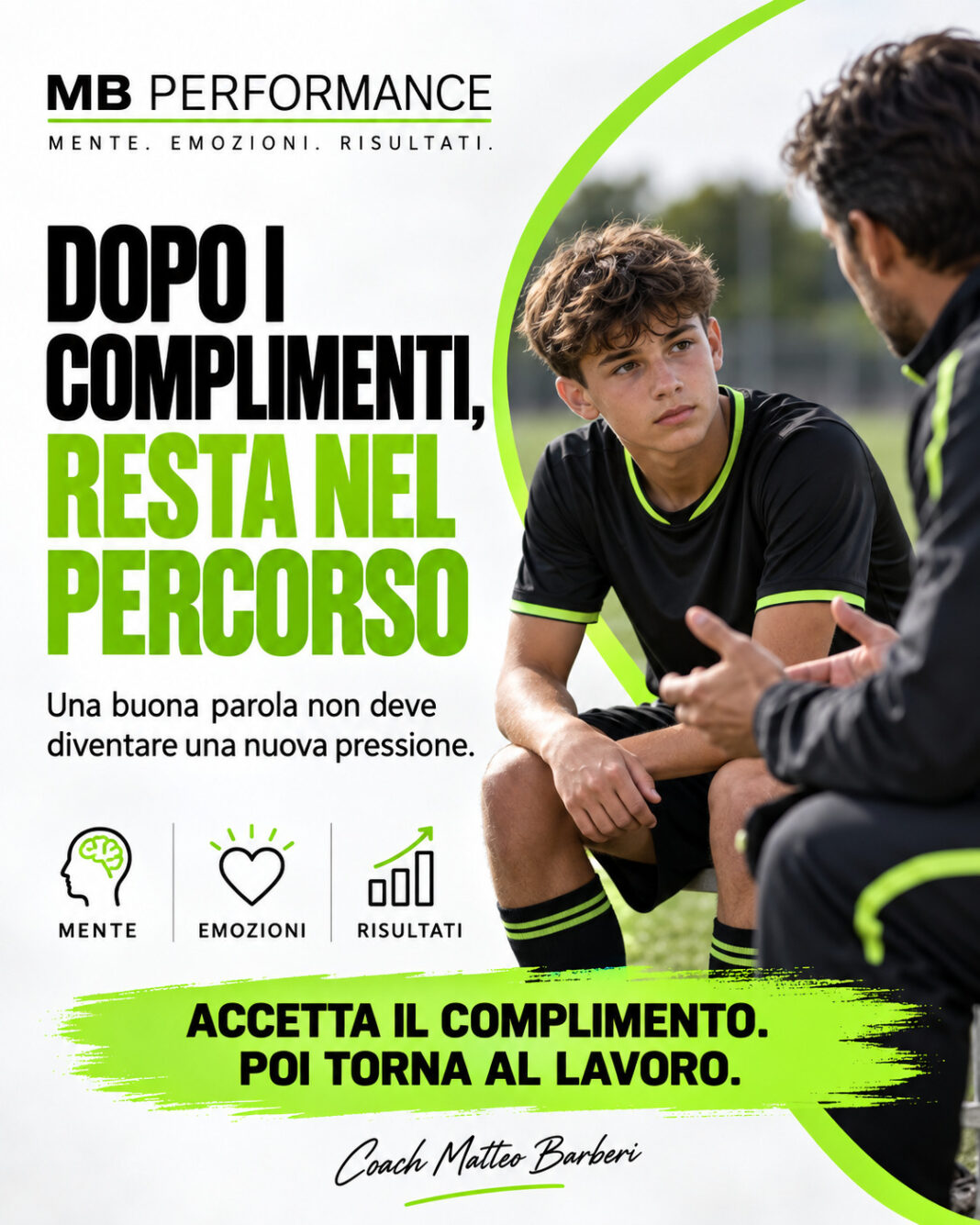 Giovane calciatore ascolta l’allenatore dopo un complimento e resta concentrato sul percorso