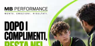 Dopo i complimenti dell’allenatore: aiutare tuo figlio a restare nel percorso Giovane calciatore ascolta l’allenatore dopo un complimento e resta concentrato sul percorso