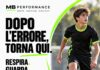Dopo un errore, riparti dal corpo: respiro, sguardo e prossima azione Giovane calciatore generico con il messaggio Dopo l’errore, torna qui: respira, guarda, scegli.