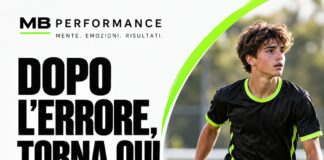 Dopo un errore, riparti dal corpo: respiro, sguardo e prossima azione Giovane calciatore generico con il messaggio Dopo l’errore, torna qui: respira, guarda, scegli.