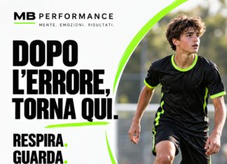 Dopo un errore, riparti dal corpo: respiro, sguardo e prossima azione Giovane calciatore generico con il messaggio Dopo l’errore, torna qui: respira, guarda, scegli.