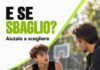 «E se sbaglio?» Aiutare tuo figlio a scegliere nello sport Giovane cestista immaginario parla con un allenatore a bordo campo. E se sbaglio? Aiutalo a scegliere.