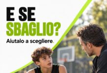 Giovane cestista immaginario parla con un allenatore a bordo campo. E se sbaglio? Aiutalo a scegliere.