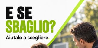 «E se sbaglio?» Aiutare tuo figlio a scegliere nello sport Giovane cestista immaginario parla con un allenatore a bordo campo. E se sbaglio? Aiutalo a scegliere.