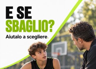 «E se sbaglio?» Aiutare tuo figlio a scegliere nello sport Giovane cestista immaginario parla con un allenatore a bordo campo. E se sbaglio? Aiutalo a scegliere.