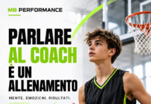 Giovane cestista che si prepara a comunicare un bisogno al coach