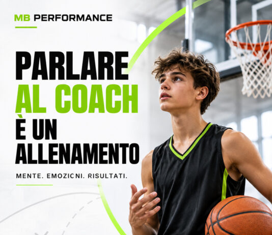 Basket: aiutare tuo figlio a parlare con il coach senza parlare al suo posto Giovane cestista che si prepara a comunicare un bisogno al coach