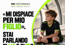 Giovane calciatore seduto dopo una partita con messaggio sulla sconfitta e la crescita