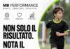 Oltre il risultato: riconoscere i comportamenti utili di tuo figlio nel calcio Giovane calciatore in movimento con il messaggio: non solo il risultato, nota il gesto utile.