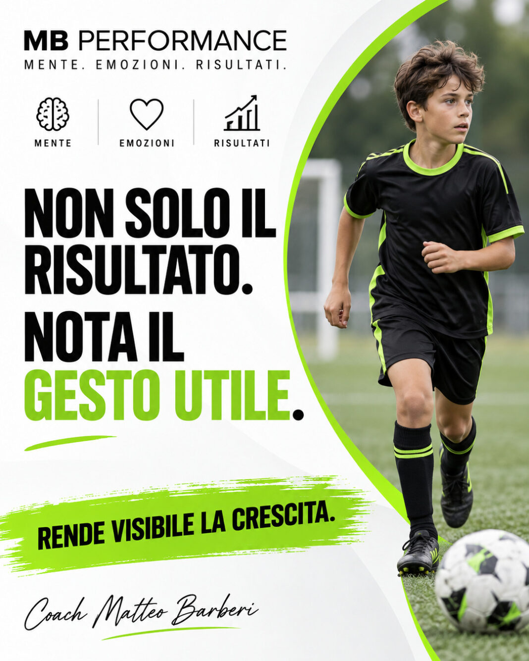 Giovane calciatore in movimento con il messaggio: non solo il risultato, nota il gesto utile.