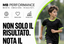 Giovane calciatore in movimento con il messaggio: non solo il risultato, nota il gesto utile.