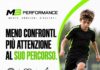 Confronto con gli altri bambini nel calcio: torna al percorso di tuo figlio Giovane calciatore durante un esercizio con il pallone e messaggio: meno confronti, più attenzione al suo percorso.