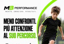 Confronto con gli altri bambini nel calcio: torna al percorso di tuo figlio Giovane calciatore durante un esercizio con il pallone e messaggio: meno confronti, più attenzione al suo percorso.