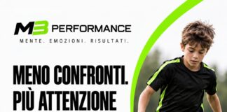 Confronto con gli altri bambini nel calcio: torna al percorso di tuo figlio Giovane calciatore durante un esercizio con il pallone e messaggio: meno confronti, più attenzione al suo percorso.