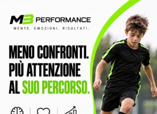 Confronto con gli altri bambini nel calcio: torna al percorso di tuo figlio Giovane calciatore durante un esercizio con il pallone e messaggio: meno confronti, più attenzione al suo percorso.