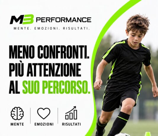 Confronto con gli altri bambini nel calcio: torna al percorso di tuo figlio Giovane calciatore durante un esercizio con il pallone e messaggio: meno confronti, più attenzione al suo percorso.