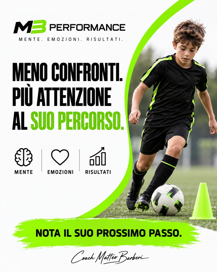 Meno confronti, più attenzione al suo percorso — MB Performance Giovane calciatore durante un esercizio con il pallone e messaggio: meno confronti, più attenzione al suo percorso.