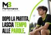 Dopo la partita: lascia a tuo figlio il tempo di raccontarsi Giovane calciatore a riposo e messaggio MB Performance: dopo la partita, lascia tempo alle parole.