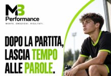 Dopo la partita: lascia a tuo figlio il tempo di raccontarsi Giovane calciatore a riposo e messaggio MB Performance: dopo la partita, lascia tempo alle parole.