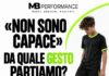 Quando tuo figlio dice «non sono capace»: da quale gesto partire Giovane calciatore con pallone e messaggio: «Non sono capace», da quale gesto partiamo? Una difficoltà alla volta.