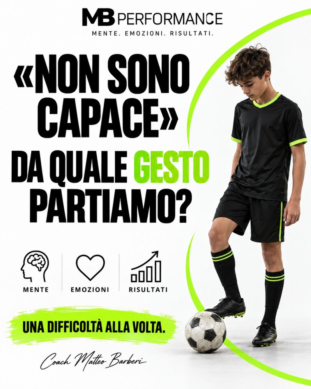 Giovane calciatore con pallone e messaggio: «Non sono capace», da quale gesto partiamo? Una difficoltà alla volta.