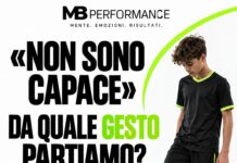 Quando tuo figlio dice «non sono capace»: da quale gesto partire Giovane calciatore con pallone e messaggio: «Non sono capace», da quale gesto partiamo? Una difficoltà alla volta.