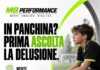 Figlio in panchina: come accogliere la delusione e mantenere il dialogo Giovane calciatore seduto in panchina con il messaggio: prima ascolta la delusione, il dialogo resta aperto.