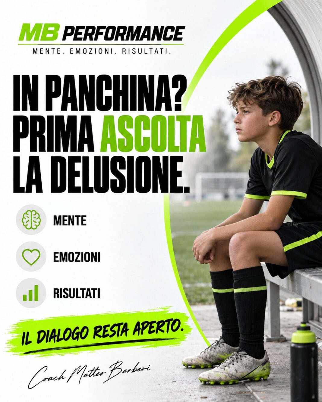 In panchina: prima ascolta la delusione — MB Performance Giovane calciatore seduto in panchina con il messaggio: prima ascolta la delusione, il dialogo resta aperto.