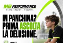 Figlio in panchina: come accogliere la delusione e mantenere il dialogo Giovane calciatore seduto in panchina con il messaggio: prima ascolta la delusione, il dialogo resta aperto.