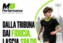 Giovane calciatore e messaggio MB Performance: dalla tribuna dai fiducia, lascia spazio.