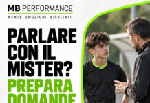 Parlare con l’allenatore: cinque domande concrete sul percorso di tuo figlio Giovane calciatore ascolta l’allenatore con il messaggio: parlare con il mister, prepara domande concrete.
