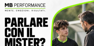 Parlare con l’allenatore: cinque domande concrete sul percorso di tuo figlio Giovane calciatore ascolta l’allenatore con il messaggio: parlare con il mister, prepara domande concrete.