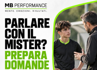 Parlare con l’allenatore: cinque domande concrete sul percorso di tuo figlio Giovane calciatore ascolta l’allenatore con il messaggio: parlare con il mister, prepara domande concrete.