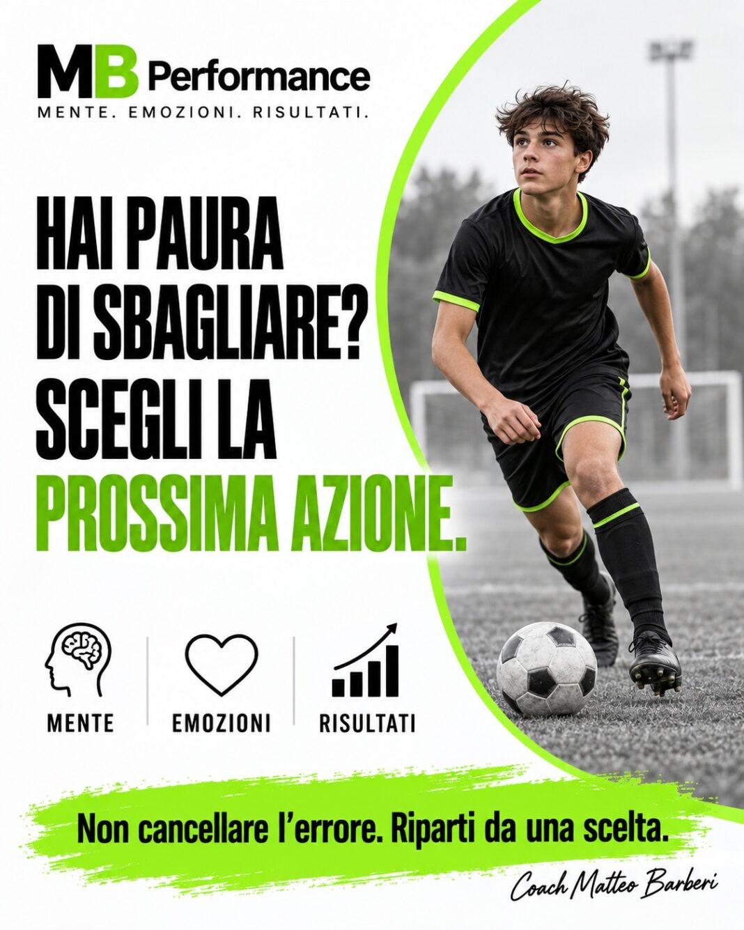 Giovane calciatore e messaggio MB Performance: hai paura di sbagliare? Scegli la prossima azione.