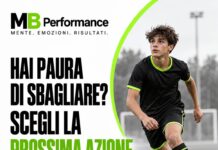 Paura di sbagliare: aiutare tuo figlio a scegliere la prossima azione Giovane calciatore e messaggio MB Performance: hai paura di sbagliare? Scegli la prossima azione.
