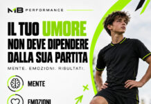 Genitore stabile dopo la partita del figlio, visual MB Performance