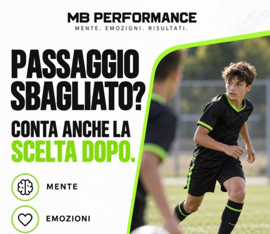 Passaggio sbagliato nel calcio: osserva la scelta successiva Visual MB Performance con giovane calciatore in movimento e invito a osservare la risposta dopo un passaggio sbagliato.
