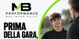Prima della prestazione: la domanda che lascia spazio a tuo figlio Visual MB Performance: giovane calciatore e genitore, con invito ad ascoltare prima della gara.