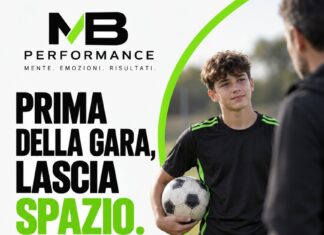 Prima della prestazione: la domanda che lascia spazio a tuo figlio Visual MB Performance: giovane calciatore e genitore, con invito ad ascoltare prima della gara.