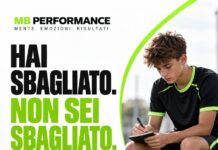 Giovane calciatore riflette dopo un errore con il messaggio Hai sbagliato, non sei sbagliato.