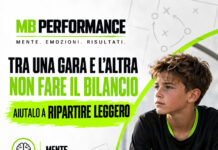 Giovane calciatore in pausa tra due gare con messaggio per ripartire leggero