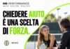 Chiedere aiuto nello sport non significa essere meno capaci Adolescente con racchetta da tennis che parla con un adulto a bordo campo