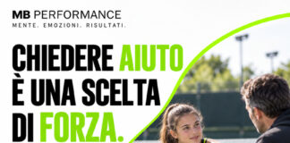 Chiedere aiuto nello sport non significa essere meno capaci Adolescente con racchetta da tennis che parla con un adulto a bordo campo