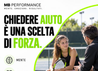 Chiedere aiuto nello sport non significa essere meno capaci Adolescente con racchetta da tennis che parla con un adulto a bordo campo