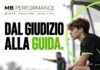 Dal giudizio alla guida: aiutare un giovane calciatore dopo un rimprovero Giovane calciatore in panchina che trasforma il giudizio in un messaggio utile