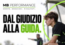 Giovane calciatore in panchina che trasforma il giudizio in un messaggio utile