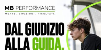 Dal giudizio alla guida: aiutare un giovane calciatore dopo un rimprovero Giovane calciatore in panchina che trasforma il giudizio in un messaggio utile