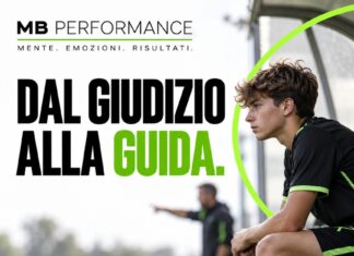 Dal giudizio alla guida: aiutare un giovane calciatore dopo un rimprovero Giovane calciatore in panchina che trasforma il giudizio in un messaggio utile