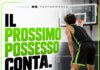 Due tiri sbagliati non decidono la partita: aiutare tuo figlio nel basket a ripartire Giovane cestista sul parquet con il messaggio Il prossimo possesso conta