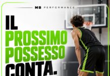 Due tiri sbagliati non decidono la partita: aiutare tuo figlio nel basket a ripartire Giovane cestista sul parquet con il messaggio Il prossimo possesso conta